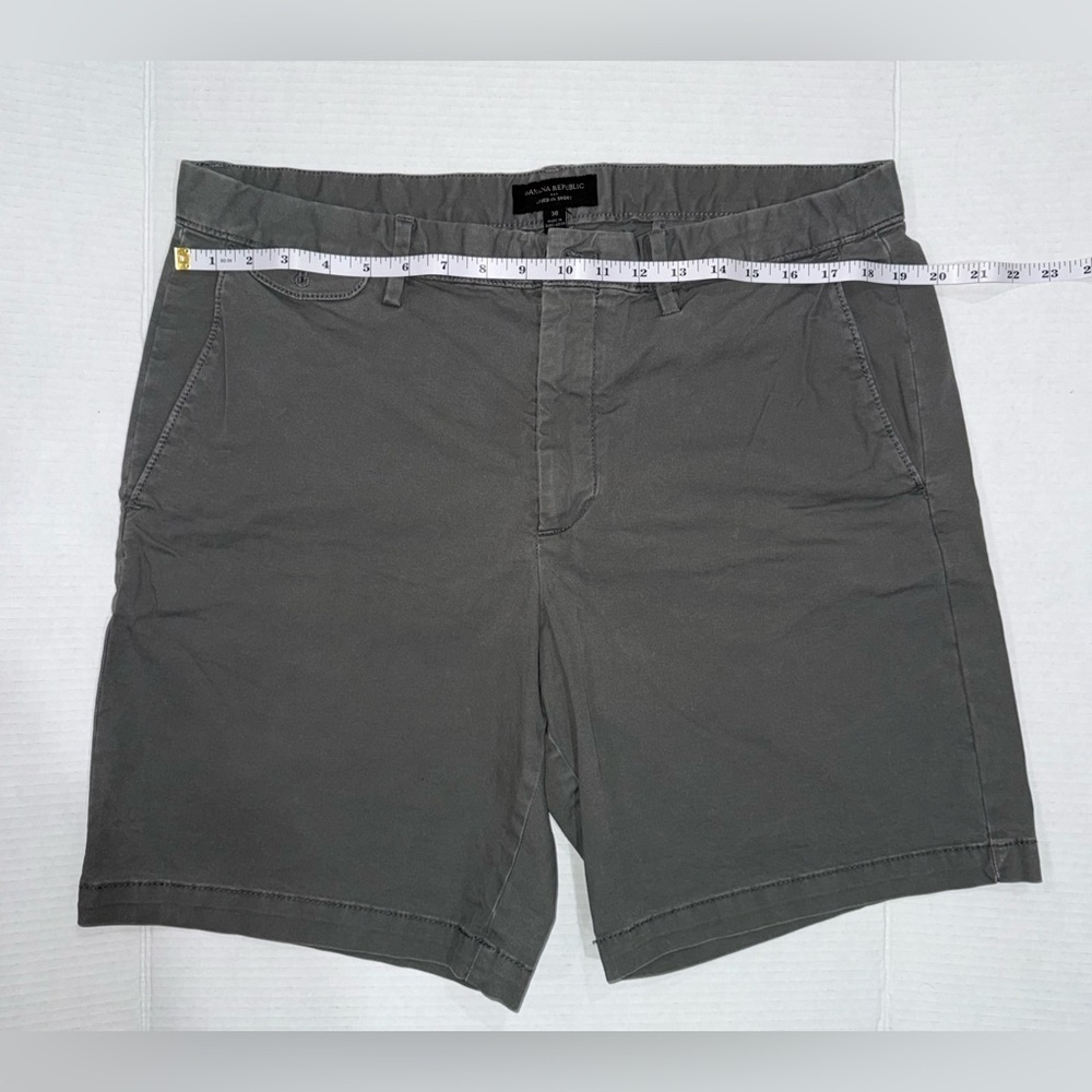 Banana Republic Men’s Gray Flat Front Chino Shorts Size 36 Live-In Short Casual